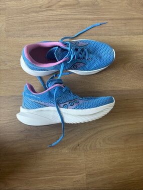 Saucony women’s Blue and Pink Mesh Running Sneakers